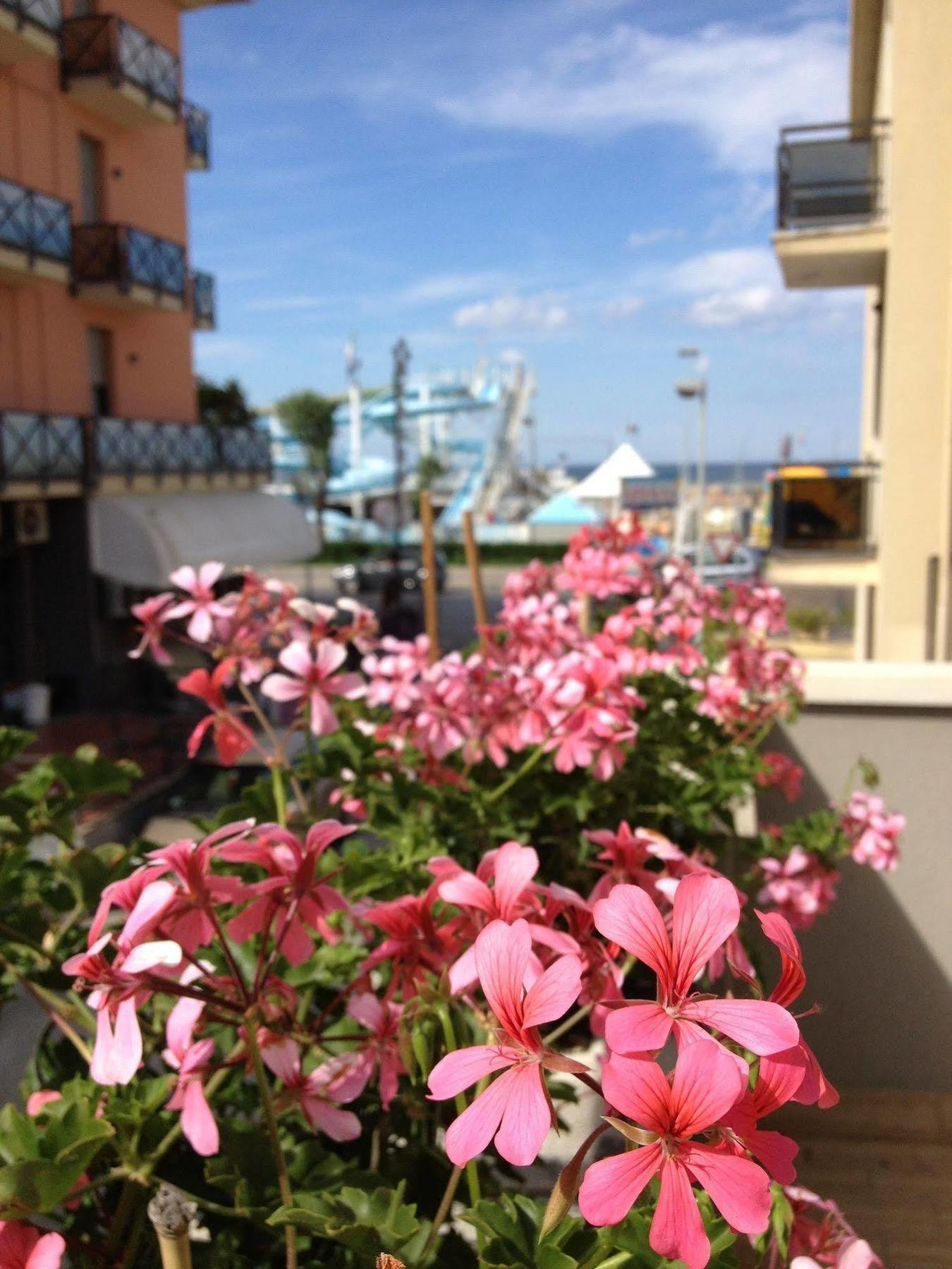 Hotel Villa dei Gerani Rimini Esterno foto